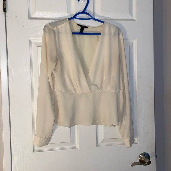 Extremely flattering cute low cut cream blouse - Picture 1 of 2